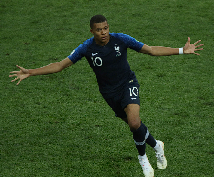 姆巴佩伯納烏貴賓室加冕：首獲歐洲金靴，續(xù)寫<a  style='color: blue;'>皇馬</a>傳奇新篇