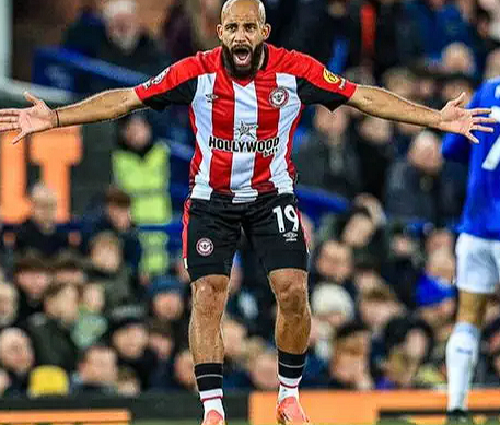 在英超聯(lián)賽第11輪的激烈角逐中，曼聯(lián)隊踏上客場之旅，與實力強勁的熱刺隊展開了一場備受矚目的對決。這場比賽對于雙方而言都至關(guān)重要，關(guān)乎著各自在積分榜上的排名以及后續(xù)賽季的走勢，因此從比賽伊始，雙方球員便迅速進入狀態(tài)，在綠茵場上展開了激烈的拼搶。 比賽進行到第32分鐘時，場上局勢出現(xiàn)了關(guān)鍵轉(zhuǎn)折。曼聯(lián)隊的姆伯莫憑借其敏銳的門前嗅覺和出色的跑位意識，抓住了熱刺隊防守瞬間的漏洞，成功接到隊友精準(zhǔn)的傳球后，果斷起腳射門，皮球如離弦之箭般直竄球門死角，為曼聯(lián)隊首開記錄。這一進球不僅點燃了曼聯(lián)隊球員和現(xiàn)場球迷的熱情，也充分展現(xiàn)了姆伯莫近期持續(xù)保持的良好競技狀態(tài)。他在進攻端的積極跑動和高效得分能力，成為了曼聯(lián)隊本場比賽打破僵局的關(guān)鍵因素。 值得一提的是，就在昨日，姆伯莫剛剛迎來了職業(yè)生涯中的一個高光時刻&mdash;&mdash;領(lǐng)取了英超10月最佳球員的獎杯。這一榮譽是對他在10月份賽場上出色表現(xiàn)的肯定與褒獎。在10月的賽事中，姆伯莫多次憑借個人的出色發(fā)揮，為曼聯(lián)隊攻城拔寨，幫助球隊取得了優(yōu)異的成績。而今天，在英超第11輪的賽場上，他再次用實際行動證明了自己的實力，延續(xù)了近期火熱的狀態(tài)。 回顧本賽季至今的表現(xiàn)，姆伯莫堪稱曼聯(lián)隊進攻線上的核心球員之一。截至目前，他共代表曼聯(lián)隊出戰(zhàn)了12場比賽，在這12場比賽中，他展現(xiàn)出了強大的進攻火力，共計貢獻了6粒進球和2次助攻。他的進球方式多樣，既有禁區(qū)內(nèi)的搶點射門，也有遠(yuǎn)距離的精彩抽射；而他的助攻則體現(xiàn)了其出色的傳球視野和團隊協(xié)作精神，常常能為隊友創(chuàng)造出絕佳的得分機會。 姆伯莫的出色表現(xiàn)，無疑為曼聯(lián)隊在本賽季的征程中注入了強大的動力。隨著比賽的深入，相信他將繼續(xù)保持這樣的良好狀態(tài)，為曼聯(lián)隊帶來更多的勝利和驚喜，助力球隊在英超賽場上取得更加優(yōu)異的成績。