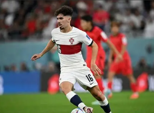 歐冠激戰(zhàn)：維蒂尼亞帽子戲法助力巴黎逆轉(zhuǎn)，暢談賽場感悟