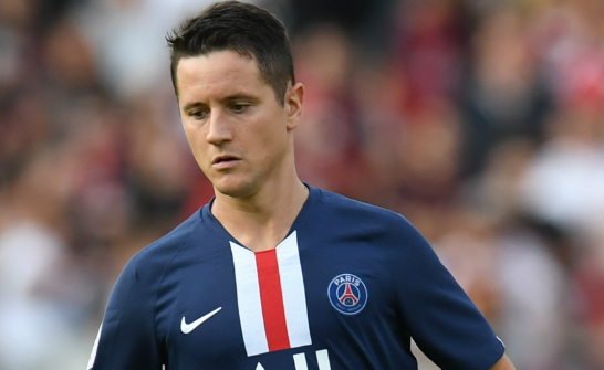 現(xiàn)效力于博卡青年的36歲西班牙中場(chǎng)球員埃雷拉，近期受邀做客一檔節(jié)目。在節(jié)目中，他圍繞球員生涯、薪資等話題展開了深入且坦誠的分享。 在談及球員薪資發(fā)放方式時(shí)，埃雷拉詳細(xì)介紹了不同國(guó)家的情況。他指出，在西班牙的<a  style='color: blue;'>足球</a>領(lǐng)域，球員薪資的支付模式較為獨(dú)特。球員每個(gè)月僅僅能夠領(lǐng)取到工資中的一小部分金額。整個(gè)合同所規(guī)定的薪資并非一次性發(fā)放，而是分兩次進(jìn)行支付，支付時(shí)間分別設(shè)定在六月和十二月。與之形成鮮明對(duì)比的是，<a href='https://www.m.162175.com/news/tag/957955.html' style='color: blue;'>英格蘭</a>和<a  style='color: blue;'>法國(guó)</a>的足球薪資支付體系則更為常規(guī)，采用的是十二個(gè)月分期支付的方式，即每個(gè)月都會(huì)按照合同約定發(fā)放相應(yīng)比例的薪資。這種差異不僅體現(xiàn)了不同國(guó)家足球行業(yè)在財(cái)務(wù)管理和運(yùn)營(yíng)模式上的不同思路，也對(duì)球員的資金規(guī)劃和財(cái)務(wù)安排有著不同的影響。 當(dāng)話題轉(zhuǎn)到比賽壓力時(shí)，埃雷拉毫不掩飾地表達(dá)了自己的感受。他表示，盡管自己對(duì)足球充滿熱愛，但當(dāng)置身于<a  style='color: blue;'>歐冠</a>決賽這樣重大且關(guān)鍵的賽事場(chǎng)合時(shí)，緊張情緒仍會(huì)不由自主地襲來，甚至?xí)o張到身體蜷縮成一團(tuán)。他回憶起自己上場(chǎng)前的狀態(tài)，直言當(dāng)時(shí)身體都在不受控制地發(fā)抖。這種真實(shí)的分享，讓我們看到了即便是在職業(yè)賽場(chǎng)上經(jīng)驗(yàn)豐富的球員，在面對(duì)重大比賽時(shí)也會(huì)和普通人一樣，承受著巨大的心理壓力。 對(duì)于年輕球員，埃雷拉給出了懇切的建議。他認(rèn)為，在足球這個(gè)競(jìng)爭(zhēng)極為激烈的領(lǐng)域，最終能夠取得成功的只是極少數(shù)人。因此，他強(qiáng)烈建議年輕球員在專注于足球訓(xùn)練和比賽的同時(shí)，也要重視接受教育，為自己準(zhǔn)備一個(gè)備選計(jì)劃。不要讓足球成為自己生活的全部負(fù)擔(dān)，而是要學(xué)會(huì)享受足球帶來的快樂。為了更好地說明職業(yè)生涯的脆弱性，他以<a  style='color: blue;'>皇馬</a>前青訓(xùn)球員阿爾瓦羅&middot;貝尼托為例。貝尼托曾經(jīng)離為皇馬一線隊(duì)踢球近在咫尺，然而一次意外的受傷，卻徹底改變了他的命運(yùn)，讓他的職業(yè)生涯戛然而止。這個(gè)例子生動(dòng)地揭示了足球職業(yè)生涯充滿了不確定性，年輕球員需要提前做好應(yīng)對(duì)各種風(fēng)險(xiǎn)的準(zhǔn)備。