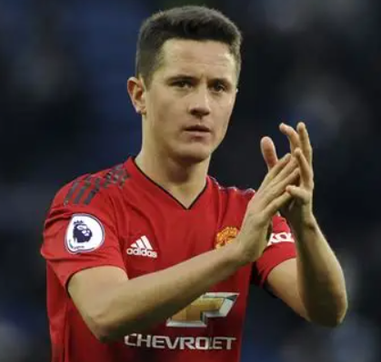 現(xiàn)效力于博卡青年的36歲西班牙中場(chǎng)球員埃雷拉，近期受邀做客一檔節(jié)目。在節(jié)目中，他圍繞球員生涯、薪資等話題展開了深入且坦誠的分享。 在談及球員薪資發(fā)放方式時(shí)，埃雷拉詳細(xì)介紹了不同國(guó)家的情況。他指出，在西班牙的足球領(lǐng)域，球員薪資的支付模式較為獨(dú)特。球員每個(gè)月僅僅能夠領(lǐng)取到工資中的一小部分金額。整個(gè)合同所規(guī)定的薪資并非一次性發(fā)放，而是分兩次進(jìn)行支付，支付時(shí)間分別設(shè)定在六月和十二月。與之形成鮮明對(duì)比的是，英格蘭和法國(guó)的足球薪資支付體系則更為常規(guī)，采用的是十二個(gè)月分期支付的方式，即每個(gè)月都會(huì)按照合同約定發(fā)放相應(yīng)比例的薪資。這種差異不僅體現(xiàn)了不同國(guó)家足球行業(yè)在財(cái)務(wù)管理和運(yùn)營(yíng)模式上的不同思路，也對(duì)球員的資金規(guī)劃和財(cái)務(wù)安排有著不同的影響。 當(dāng)話題轉(zhuǎn)到比賽壓力時(shí)，埃雷拉毫不掩飾地表達(dá)了自己的感受。他表示，盡管自己對(duì)足球充滿熱愛，但當(dāng)置身于歐冠決賽這樣重大且關(guān)鍵的賽事場(chǎng)合時(shí)，緊張情緒仍會(huì)不由自主地襲來，甚至?xí)o張到身體蜷縮成一團(tuán)。他回憶起自己上場(chǎng)前的狀態(tài)，直言當(dāng)時(shí)身體都在不受控制地發(fā)抖。這種真實(shí)的分享，讓我們看到了即便是在職業(yè)賽場(chǎng)上經(jīng)驗(yàn)豐富的球員，在面對(duì)重大比賽時(shí)也會(huì)和普通人一樣，承受著巨大的心理壓力。 對(duì)于年輕球員，埃雷拉給出了懇切的建議。他認(rèn)為，在足球這個(gè)競(jìng)爭(zhēng)極為激烈的領(lǐng)域，最終能夠取得成功的只是極少數(shù)人。因此，他強(qiáng)烈建議年輕球員在專注于足球訓(xùn)練和比賽的同時(shí)，也要重視接受教育，為自己準(zhǔn)備一個(gè)備選計(jì)劃。不要讓足球成為自己生活的全部負(fù)擔(dān)，而是要學(xué)會(huì)享受足球帶來的快樂。為了更好地說明職業(yè)生涯的脆弱性，他以皇馬前青訓(xùn)球員阿爾瓦羅&middot;貝尼托為例。貝尼托曾經(jīng)離為皇馬一線隊(duì)踢球近在咫尺，然而一次意外的受傷，卻徹底改變了他的命運(yùn)，讓他的職業(yè)生涯戛然而止。這個(gè)例子生動(dòng)地揭示了足球職業(yè)生涯充滿了不確定性，年輕球員需要提前做好應(yīng)對(duì)各種風(fēng)險(xiǎn)的準(zhǔn)備。